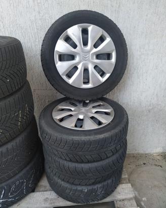 Cerchi in acciaio  con gomme usate