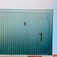 Porta basculante con porta