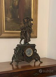 splendido orologio antico con statua