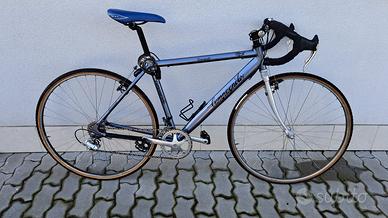 Bici  alluminio con componenti Campagnolo