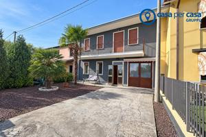 Casa a schiera con giardino e garage