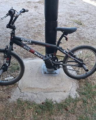 BMX Sixty nera 360° freestyle con peg