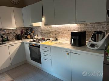 Cucina bianca ad L 320×230