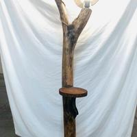 Lampada su tronco di albero