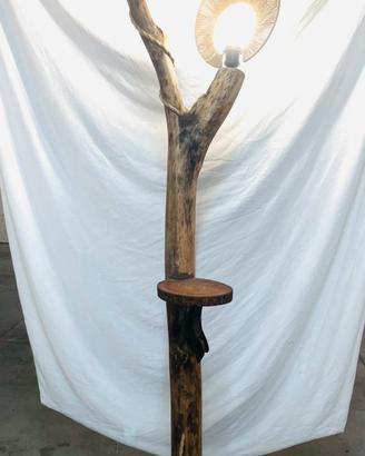 Lampada su tronco di albero