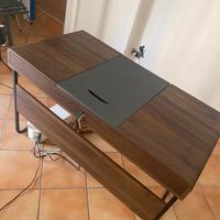 Scrivania con vano contenitore e piano scorrevole