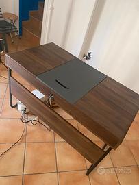 Scrivania con vano contenitore e piano scorrevole