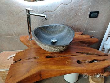 lavello in roccia e mobile in legno