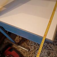 scrivania con mensole 