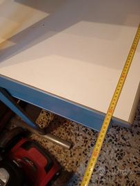 scrivania con mensole 