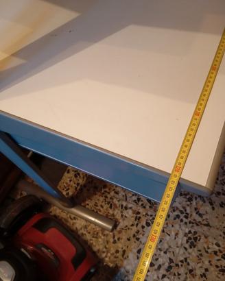scrivania con mensole 