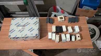 Set di interruttori e due cassette elettriche 