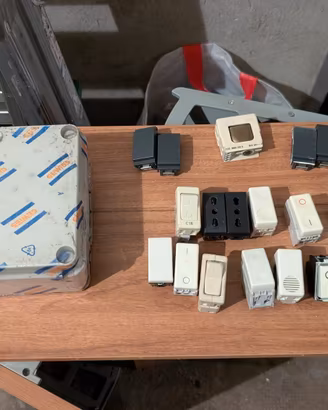 Set di interruttori e due cassette elettriche 