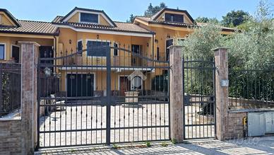 VILLA A SCHIERA A ALATRI