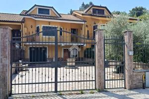 VILLA A SCHIERA A ALATRI