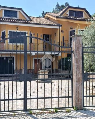 VILLA A SCHIERA A ALATRI