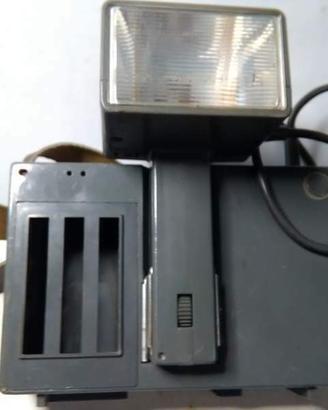 Vecchio flash portatile per fotografi