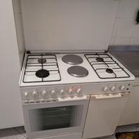 Cucina con pensili mobile lavello e fornello a gas