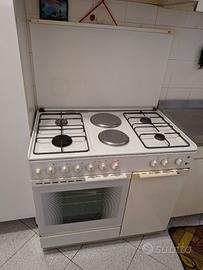 Cucina con pensili mobile lavello e fornello a gas