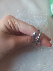 Anello argento intrecciato con logo Calvin Klein 