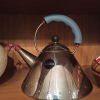 Bollitore Alessi con manico e fischietto a uccelli