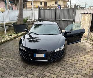 AUDI R8 allest v10 versione nera tagliandi_permute