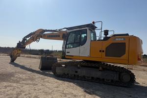 Escavatore Liebherr 924 con pinza cesoia genesis 2