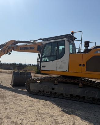 Escavatore Liebherr 924 con pinza cesoia genesis 2