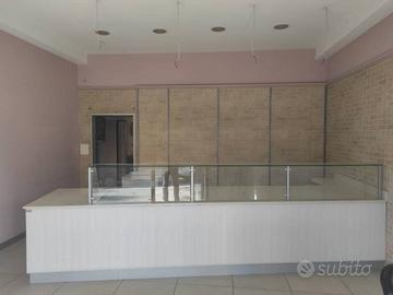 Negozio con laboratorio e canna fumaria