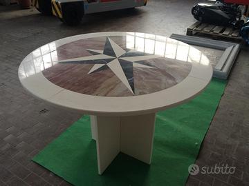 Tavolo in marmo con intarsio rosa dei venti