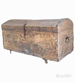 Antico baule in legno 
