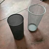2 portaombrelli in metallo forato usati