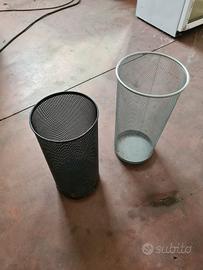 2 portaombrelli in metallo forato usati