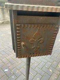 Cassetta lettere e pane in ferro battuto antica