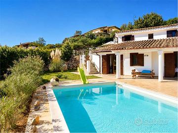 Villa indipendente con piscina e vista panoramica.