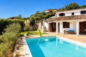 Villa indipendente con piscina e vista panoramica.