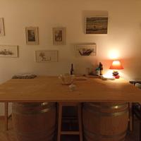 Tavolo in legno grezzo con base botte da vino.
