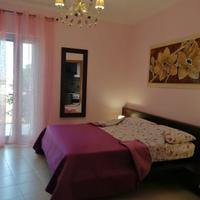 Letto matrimoniale wengè con comodini e cassetto