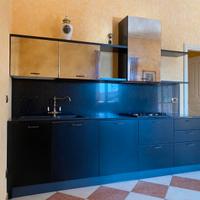 Cucina completa con elettrodomestici e marmo