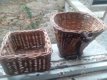 due cesti in vimini  