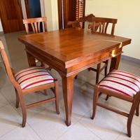 Tavolo in legno massello di noce con sedie