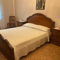 letto in arte povera como e comodini