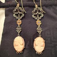 Orecchini pendenti con camei