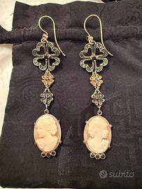 Orecchini pendenti con camei