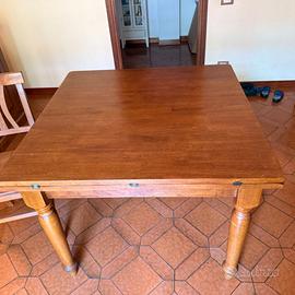 Tavolo cm. 100x100  e  4 sedie in legno.
