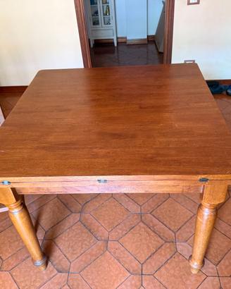 Tavolo cm. 100x100  e  4 sedie in legno.