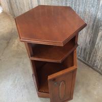 Mobiletto esagonale.