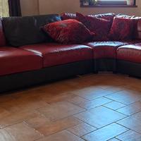 divano angolare di pelle bicolore