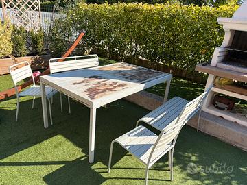 Tavolo e sedie da giardino