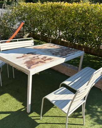 Tavolo e sedie da giardino